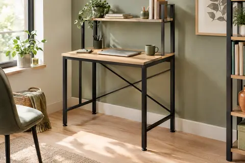 Bureau compact avec plateau effet bois, structure noire et étagère supérieure amovible dans un coin de travail