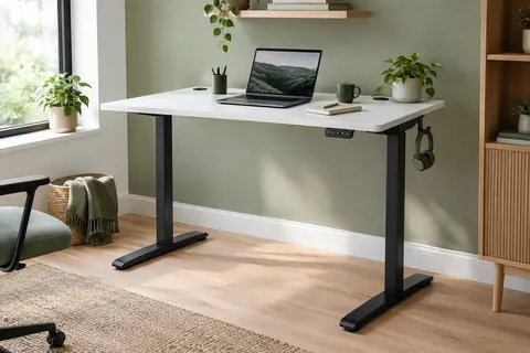 Bureau assis-debout électrique blanc avec plateau rectangulaire et piètement métallique dans un espace de télétravail.